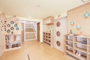 子ども達を迎えるぬくもりエントランス／あかつつみ幼稚園