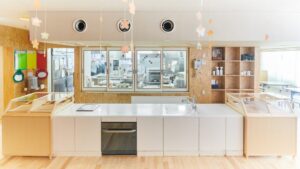 展示ケースの機能を持つ木育台で育む食育の時間／さくらしんまち保育園