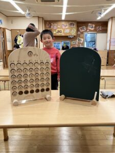 手作り木製カレンダーで卒園の思い出を形に／喜多見野の花保育園