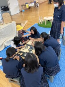 バザー会場で中学生と広げる木育の輪／砧南中学校