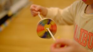 木のぬくもりを感じるびゅんびゅんごま作り／中野みなみ保育園