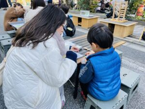 大妻女子大ゼミ生と木のスプーンづくり／番九クリスマスマルシェ2024