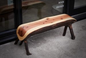 家具であり、森のアートである。東京の森から/「枝ベンチ」